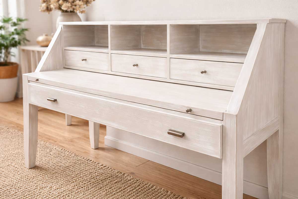 renovar muebles antiguos en Mallorca con acabado decapado en madera